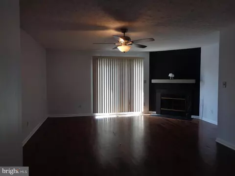 Living - 3927 Cutty Sark Rd, Middle River, MD 21220 photo 3 of 7