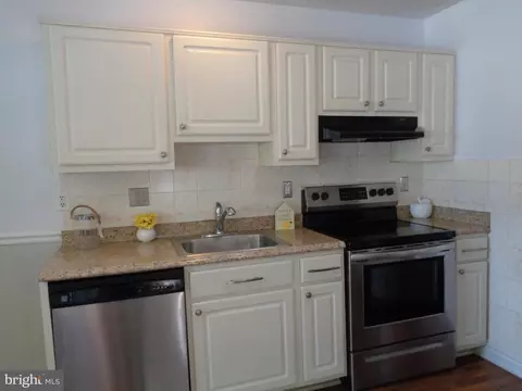 Kitchen - 3927 Cutty Sark Rd, Middle River, MD 21220 photo 3 of 5