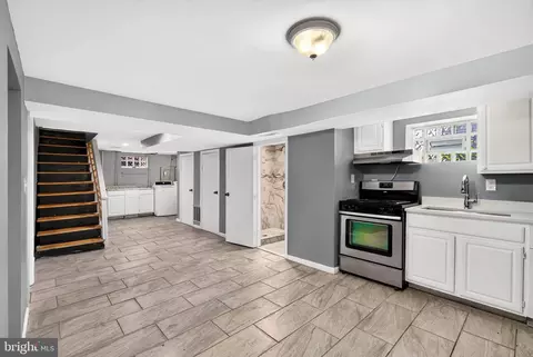 Entry Way - 5416 Hamilton Ave, Baltimore, MD 21206 photo 12 of 14