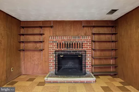Living - 5501 Daybreak Ter, Baltimore, MD 21206 photo 4 of 6