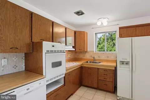 Kitchen - 5501 Daybreak Ter, Baltimore, MD 21206 photo 2 of 4