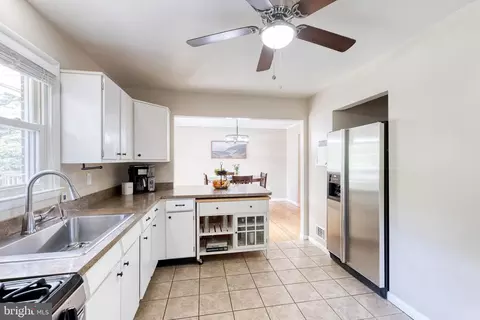 Kitchen - 13730 Baldwin Mill Rd, Baldwin, MD 21013 photo 2 of 2