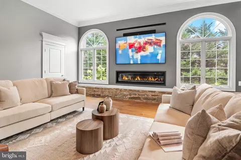 Living - 1009 W Wind Ct, Towson, MD 21204 photo 6 of 7