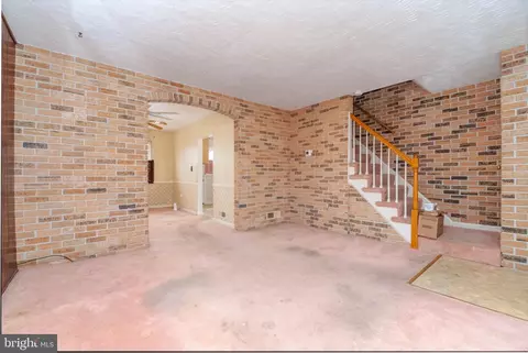 Living - 2001 Ormand Rd, Dundalk, MD 21222 photo 3 of 5