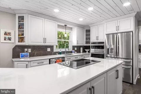 Kitchen - 2806 York Manor Rd, Phoenix, MD 21131 photo 4 of 7