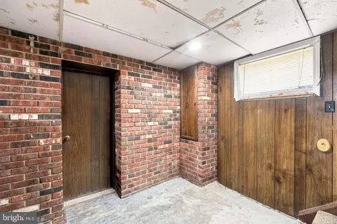Entry Way - 6919 Beech Ave, Baltimore, MD 21206 photo 6 of 9