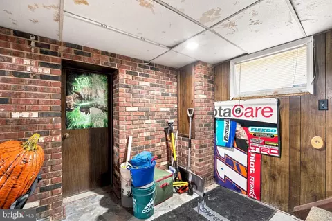 Entry Way - 6919 Beech Ave, Baltimore, MD 21206 photo 5 of 9
