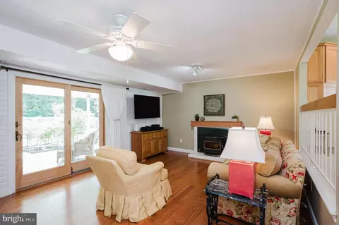 Living - 9001 Deviation Rd, Nottingham, MD 21236 photo 4 of 5