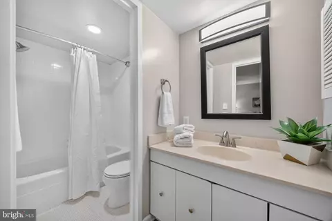 Bath - 205 E Joppa Rd, Towson, MD 21286 photo 6 of 6