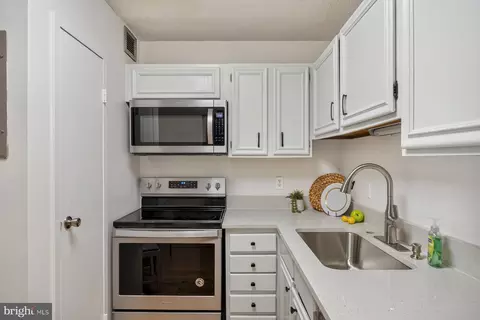 Kitchen - 205 E Joppa Rd, Towson, MD 21286 photo 5 of 7