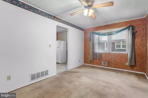 Living - 5677 Arnhem Rd, Baltimore, MD 21206 photo 4 of 5