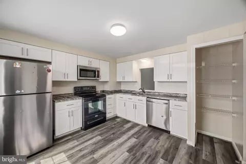 Entry Way - 4 Van Ct, Baltimore, MD 21206 photo 2 of 3