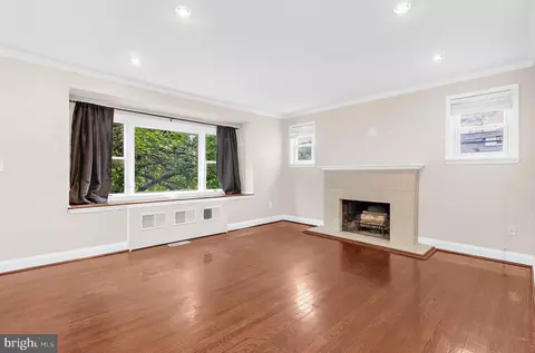 Living - 243 4th Ave, Halethorpe, MD 21227 photo 4 of 8