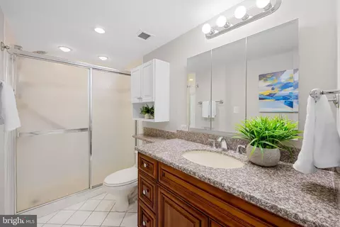 Bath - 205 E Joppa Rd #2003, Towson, MD 21286 photo 1 of 3