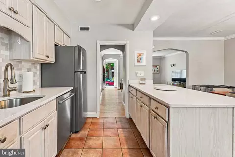 Entry Way - 80 Dunkirk Rd, Baltimore, MD 21212 photo 1 of 7