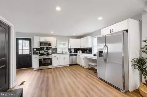 Entry Way - 20 Transverse Ave, Middle River, MD 21220 photo 5 of 8