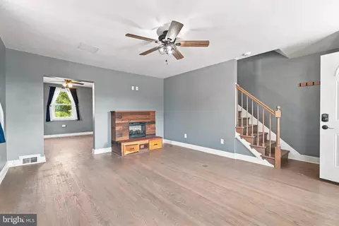 Living - 2611 N Snyder Ave, Sparrows Point, MD 21219 photo 2 of 3