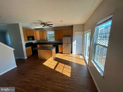 Living - 877 Middle River Rd, Middle River, MD 21220 photo 5 of 6
