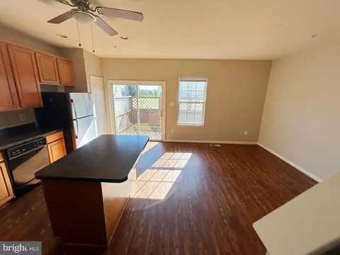 Living - 877 Middle River Rd, Middle River, MD 21220 photo 4 of 6