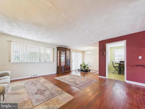 Living - 5127 Mcfaul Rd, Baltimore, MD 21206 photo 4 of 8