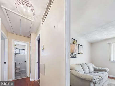 Entry Way - 5127 Mcfaul Rd, Baltimore, MD 21206 photo 3 of 10