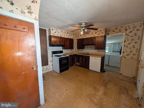 Entry Way - 6090 Falls Rd, Baltimore, MD 21209 photo 2 of 5