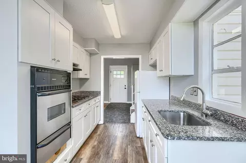 Entry Way - 6901 Chippewa Dr, Baltimore, MD 21209 photo 3 of 4