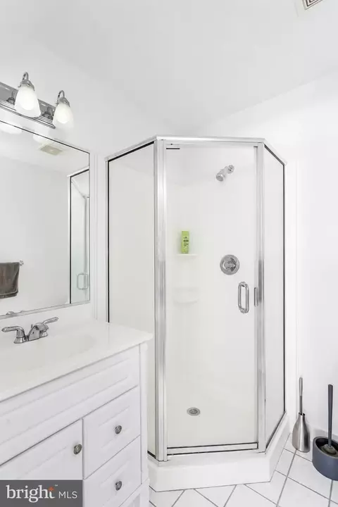 Bath - 4 Smeton Pl #4E, Towson, MD 21204 photo 1 of 2