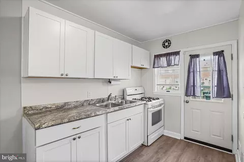 Entry Way - 2151 Vailthorn Rd, Middle River, MD 21220 photo 6 of 8