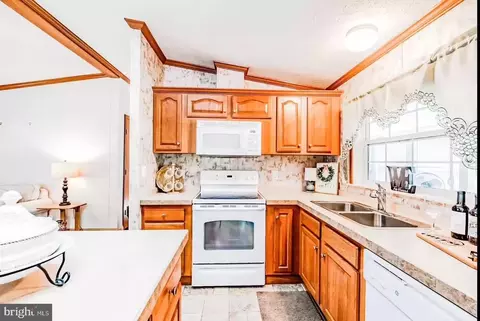 3501 Honeysuckle Ln, Middle River, MD 21220 photo 10