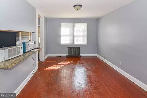 Living - 806 Braeside Rd, Baltimore, MD 21229 photo 4 of 6