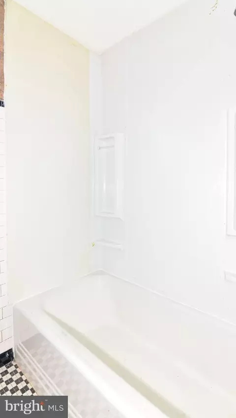 Bath - 806 Braeside Rd, Baltimore, MD 21229 photo 3 of 4