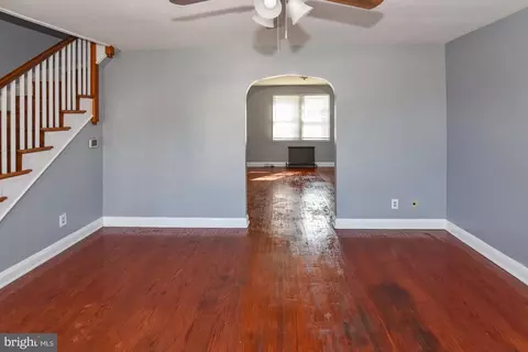 Living - 806 Braeside Rd, Baltimore, MD 21229 photo 2 of 6
