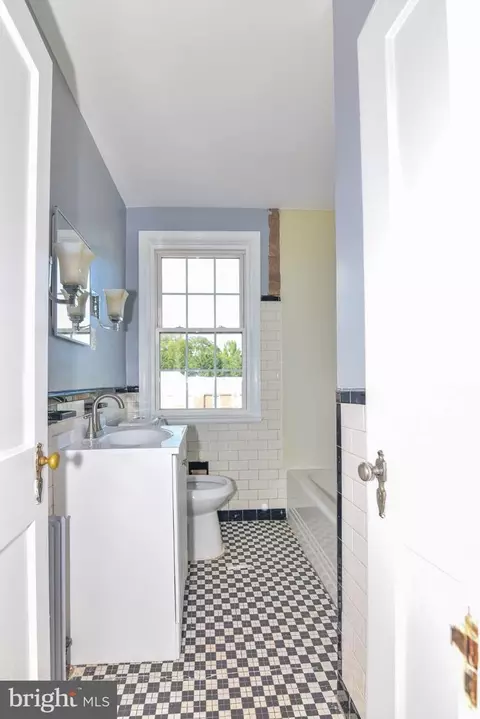 Bath - 806 Braeside Rd, Baltimore, MD 21229 photo 2 of 4