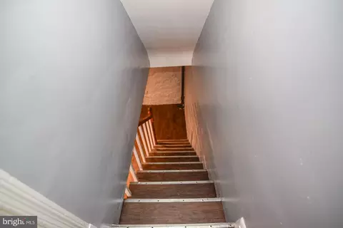 Entry Way - 806 Braeside Rd, Baltimore, MD 21229 photo 2 of 3