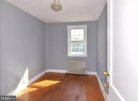 Bedroom - 806 Braeside Rd, Baltimore, MD 21229 photo 2 of 5