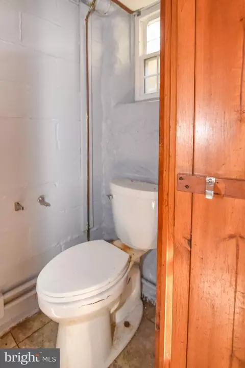 Bath - 806 Braeside Rd, Baltimore, MD 21229 photo 1 of 4