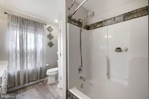 Bath - 2510 Sycamore Ave, Sparrows Point, MD 21219 photo 2 of 4