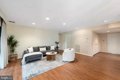 1 High Stepper Ct #405, Pikesville, MD 21208
