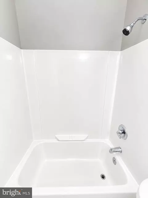 Bath - 2905 Cornwall Rd, Dundalk, MD 21222 photo 2 of 4