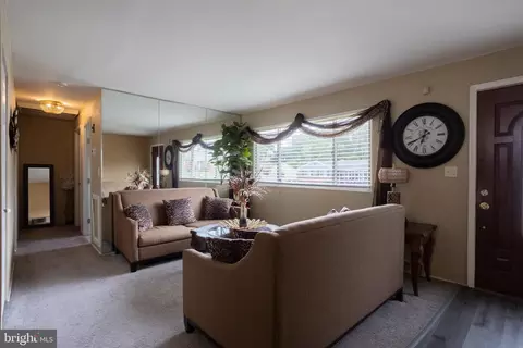 Entry Way - 5705 Daybreak Ter, Baltimore, MD 21206 photo 4 of 5