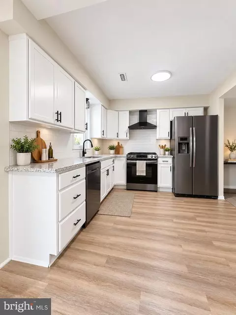 Kitchen - 3117 Sollers Pt, Dundalk, MD 21222 photo 2 of 2