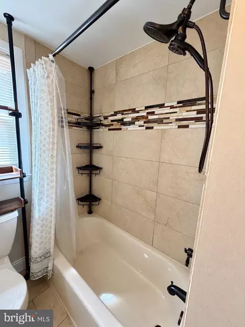 Bath - 1033 Circle Dr, Halethorpe, MD 21227 photo 4 of 5