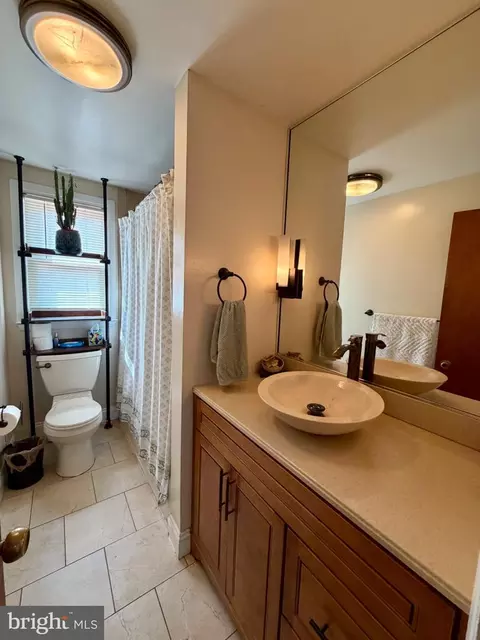 Bath - 1033 Circle Dr, Halethorpe, MD 21227 photo 2 of 5