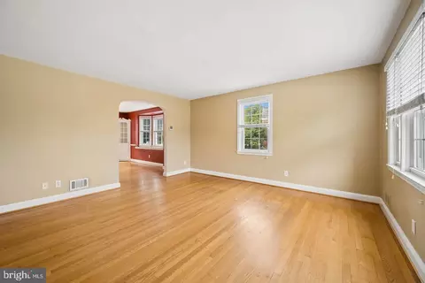 Living - 201 Brandon Rd, Baltimore, MD 21212 photo 2 of 5