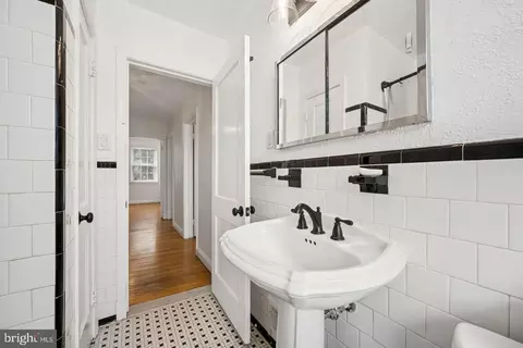 Bath - 201 Brandon Rd, Baltimore, MD 21212 photo 3 of 3