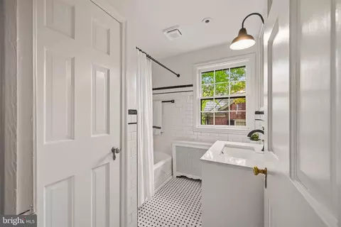 Bath - 6905 Kenleigh Rd, Baltimore, MD 21212 photo 1 of 5
