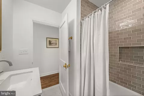 Bath - 210 4th Ave, Lansdowne, MD 21227 photo 2 of 4