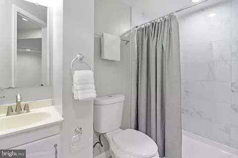 Bath - 7442 Edsworth Rd, Dundalk, MD 21222 photo 3 of 4