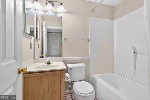 Bath - 4415 Todd Point Ln, Sparrows Point, MD 21219 photo 4 of 4